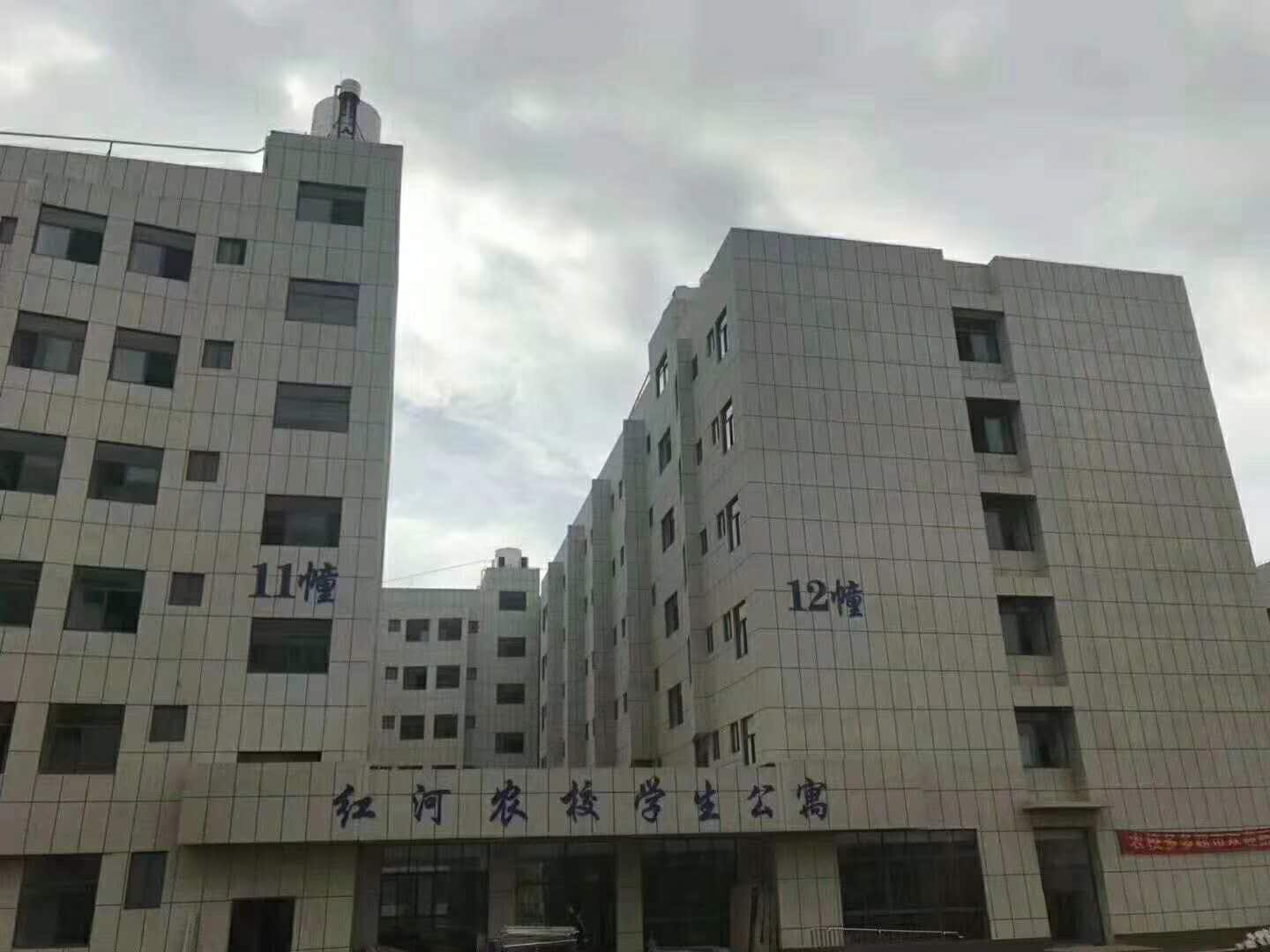 云南红河校区1000匹九州酷游空气能热泵安装实例