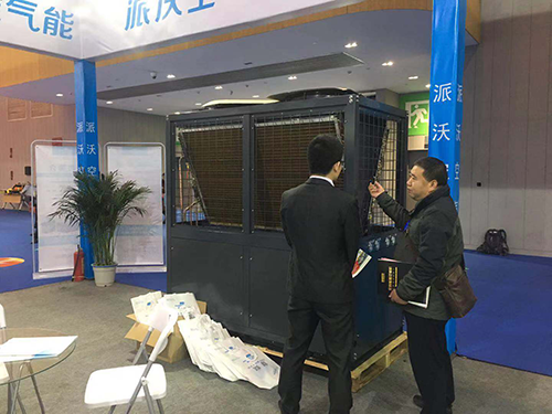 九州酷游空气能给参展者介绍产品