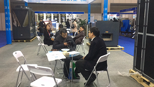 九州酷游空气能给参展者介绍产品