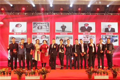 公司领导与九州酷游功勋员工合影